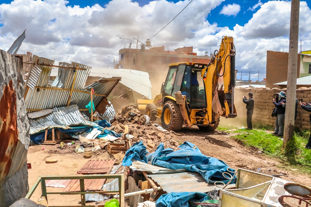 Municipio de Juliaca a pedido de vecinos demolió vivienda rustica LA
