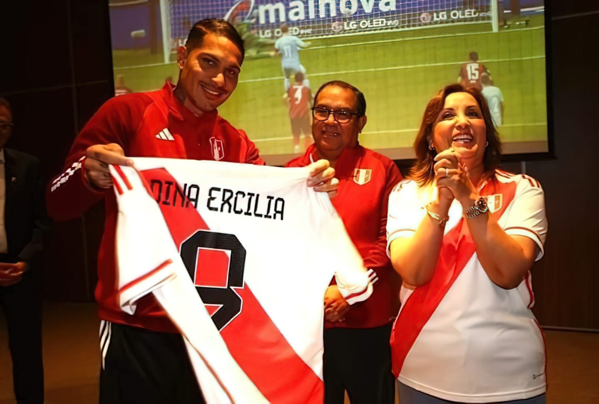 Selección peruana de fútbol recibe a Dina Boluarte y hasta le regalan