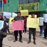 Familiares de joven suboficial protestan en Juliaca y exigen esclarecimiento de su muerte en Espinar