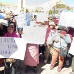 Padres, docentes y estudiantes protestan en Azángaro para exigir entrega inmediata de infraestructura educativa